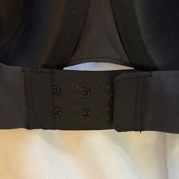 SKIMS Fits Everybody Black Tshirt Bra - Picture 4 of 4